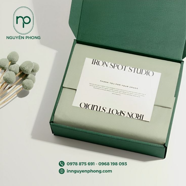 Hộp đựng quần áo kèm thư cảm ơn